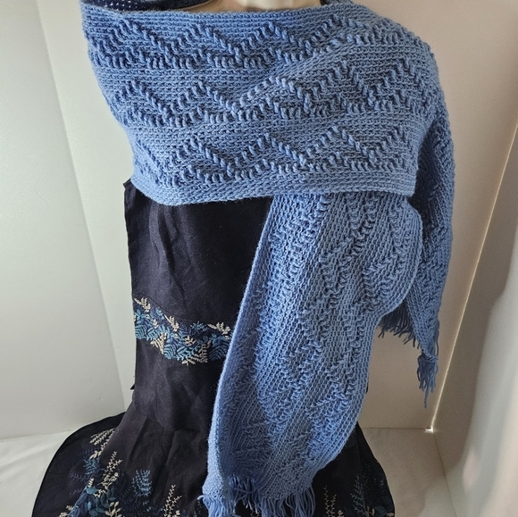 Hand knit scarves Crochet Blue Double cable stitch Triangular pattern with Tazel - Picture 5 of 16